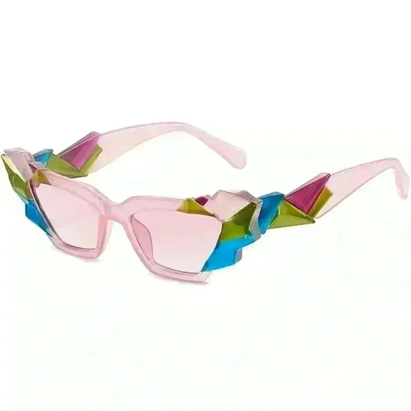Artsy Retro 50s Exaggerated Cat Eyes Pink Sunglasses with Crystal Gem Cuts - Picture 2 of 9